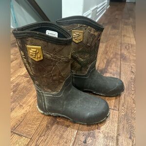 Lil' Alpha Lite
Kid's
Realtree Xtra 5.0MM. Size 5